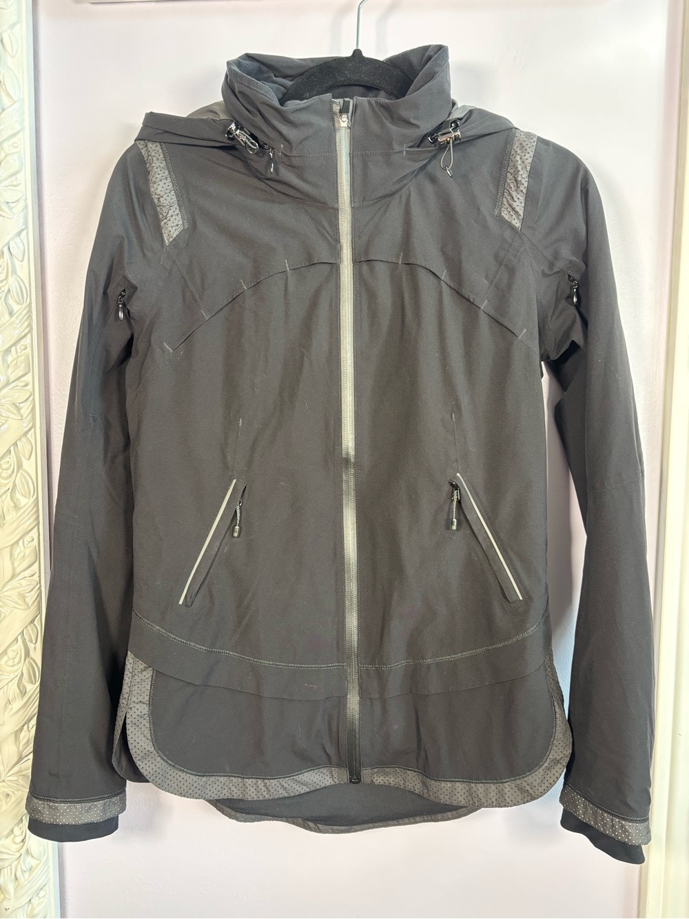 lululemon athletica Black Hooded Running Sporty Athletic Jacket Size 4